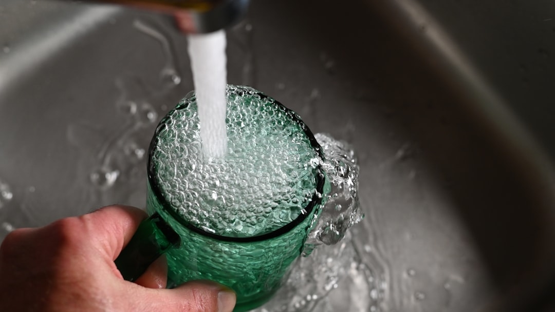 Does bleach in vase water actually help