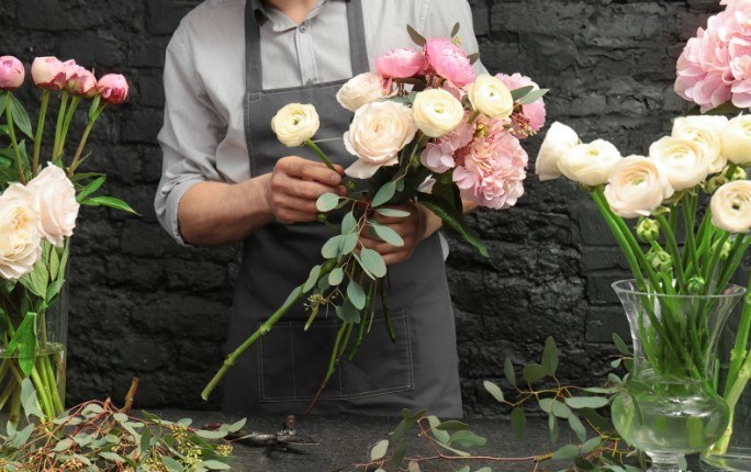 How to Style a Simple Camomile Bouquet for a Modern Minimalist Interior